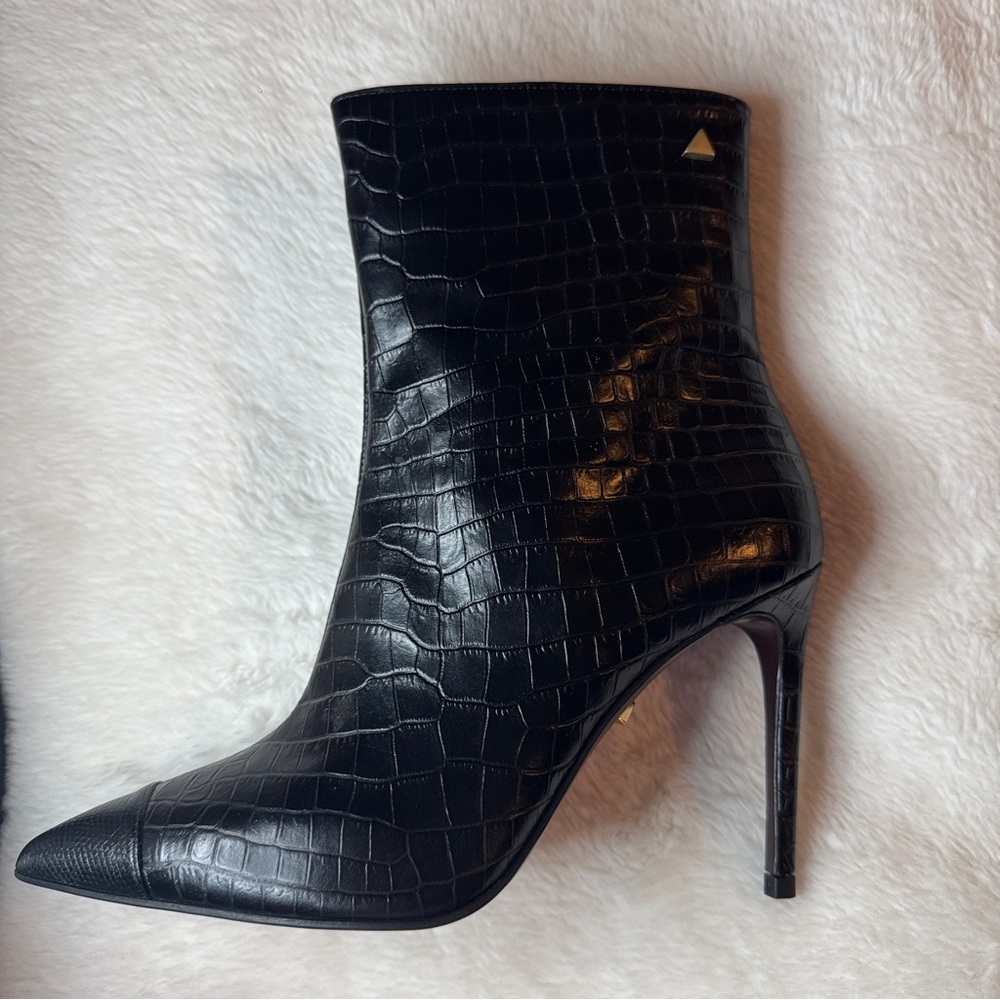 Black Shoes with Comfortable Fit and Stylish Design